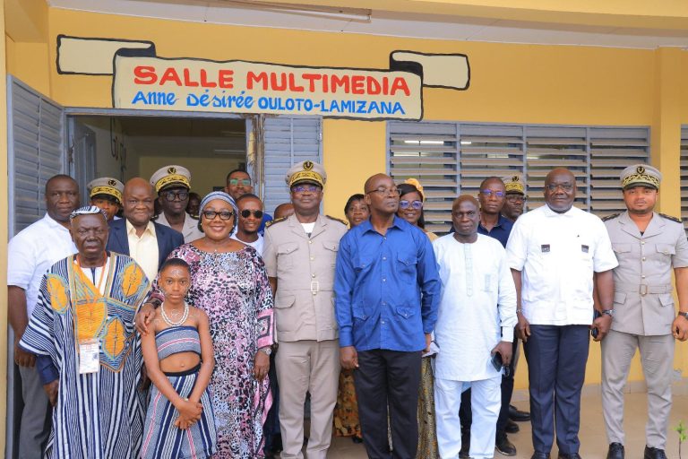 Côte d’Ivoire-AIP/Anne Ouloto-Lamizana équipe les salles multimédias du collège moderne de Péhe et du lycée moderne de Toulépleu