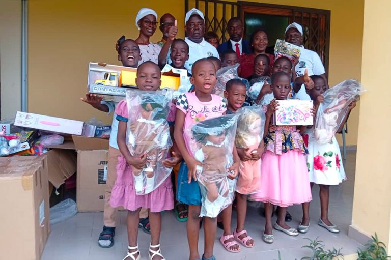 Côte d’Ivoire-AIP/ Le District autonome de la Comoé cadeaute les enfants des pouponnières de Bonoua et d’Adiaké