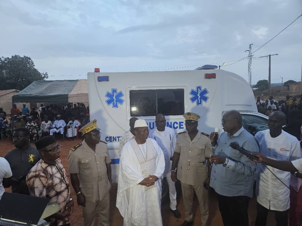 Côte d'Ivoire-AIP/ Le ministre Amadou Coulibaly offre des ambulances à des centres de santé ruraux de Korhogo