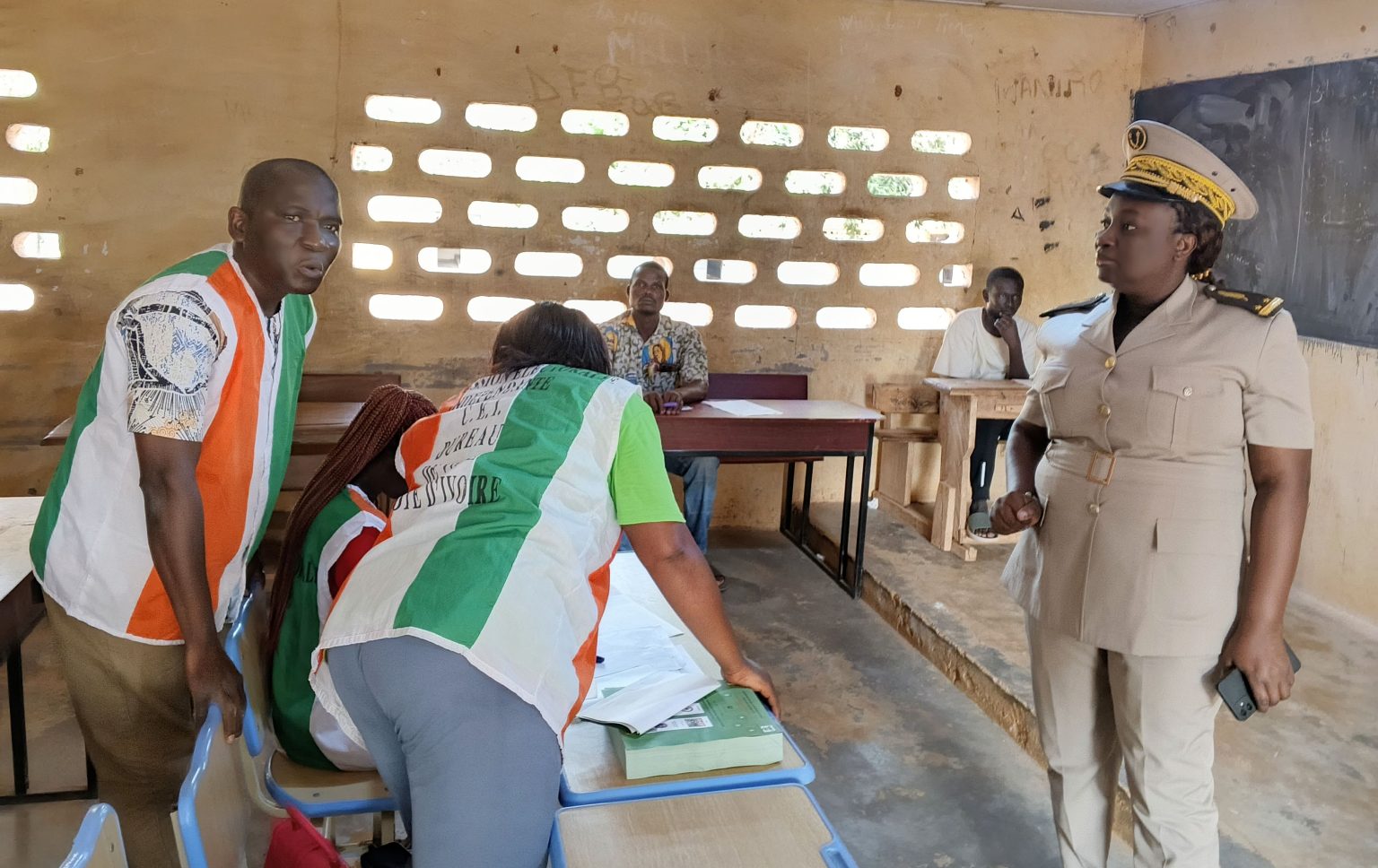 Côte d’Ivoire–AIP / Le sous-préfet de Prikro veille au bon déroulement du scrutin législatif