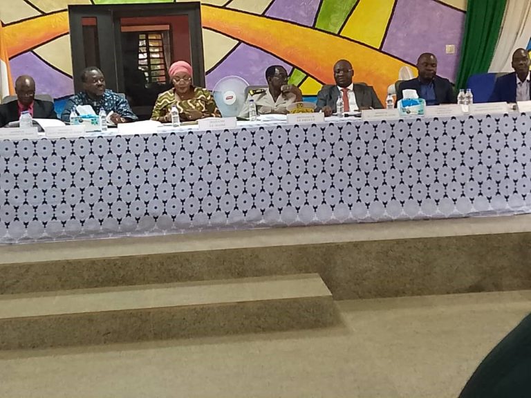 Côte d’Ivoire – AIP /Le conseil municipal d’Arrah adopte un budget de 1,438 milliard FCFA pour la mise en œuvre de ses projets Les membres du conseil municipal d'Arrah.