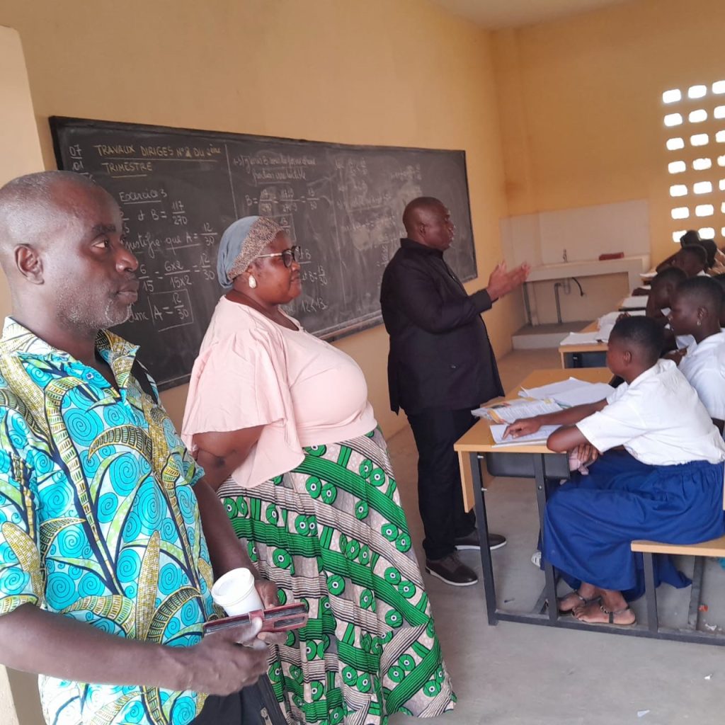 Côte d’Ivoire-AIP /Le directeur régional de l’Education de Yamoussoukro appelle les filles du collège public de Tiébissou à privilégier le travail scolaire