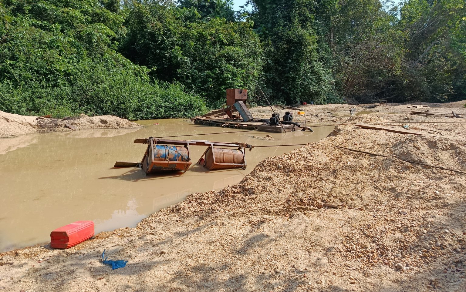 Côte d’Ivoire-AIP / Les dragues des orpailleurs illégaux compromettent l’approvisionnement en eau potable des villes de Bocanda et de Dimbokro (DR Eaux et Forêts)