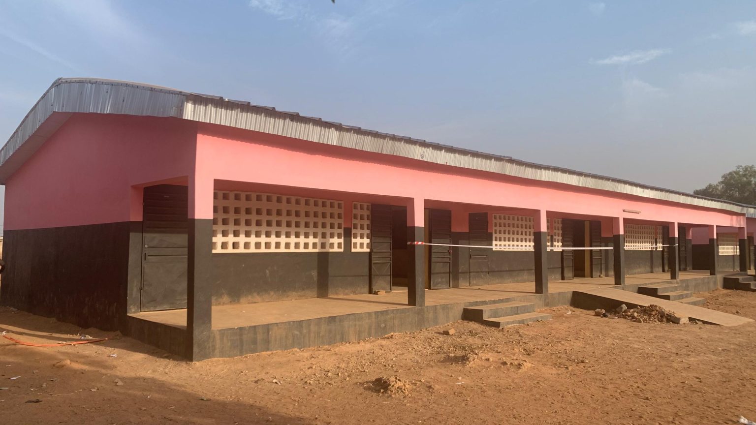 Côte d’Ivoire-AIP/ Le député-maire Lacina Ouattara inaugure un bâtiment de six salles de classe au groupe scolaire Djégbê de Korhogo