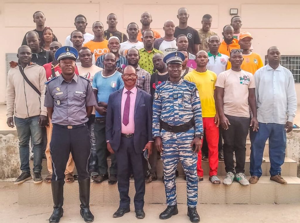 Côte d’Ivoire-AIP / 200 conducteurs de taxi-moto et de tricycles formés aux gestes de premiers secours et à la conduite sécurisée à Korhogo Photo de groupe au terme de la formation.
