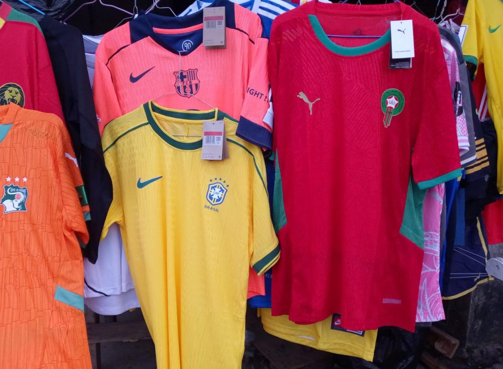 Côte d’Ivoire-AIP/ CAN 2025: avant la finale, les maillots sénégalais et marocains s’arrachent comme de petits pains au marché de Cocovico
