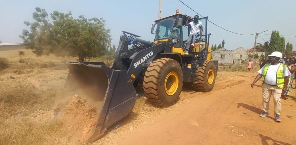 Côte d’Ivoire – AIP / Les travaux de reprofilage des voies de la commune de Daoukro lancés