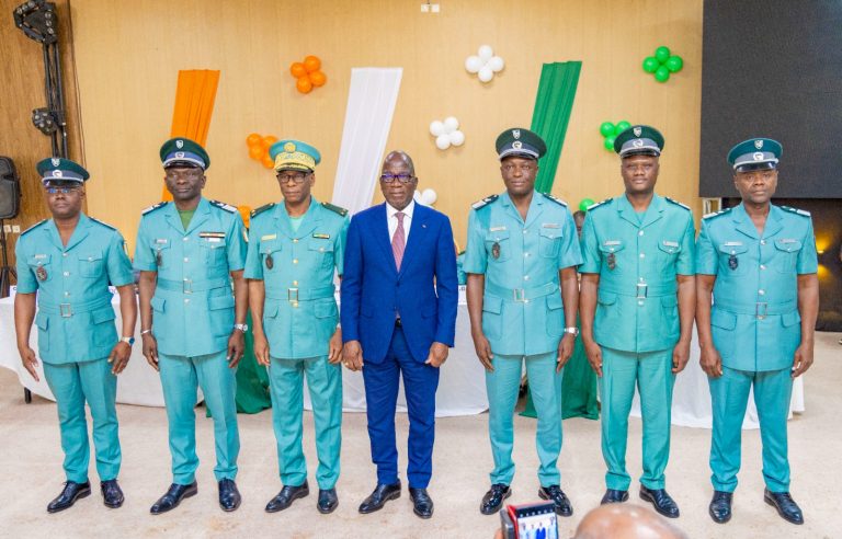 Côte d’Ivoire-AIP / Le ministre des Eaux et Forêts célèbre la promotion de six officiers supérieurs