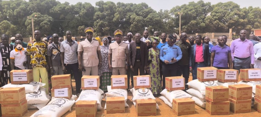 Côte d’Ivoire-AIP / Le maire de M’Bengué fait des dons de vivres aux fidèles musulmans et chrétiens