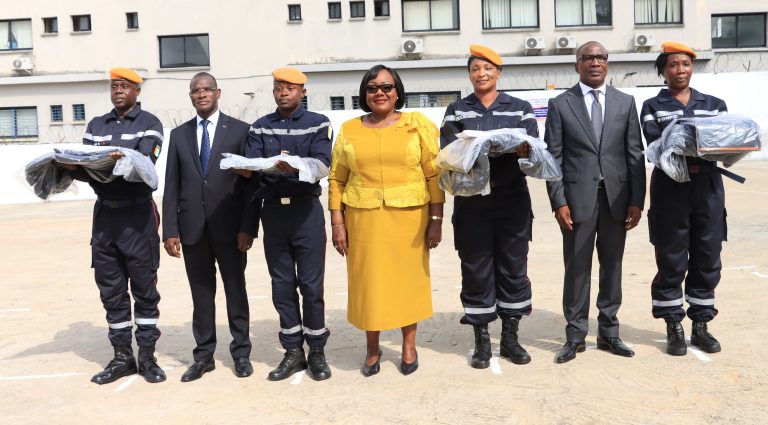 Côte d’Ivoire-AIP/ L’ONPC dote les pompiers civils de leurs premières tenues de service et de cérémonie