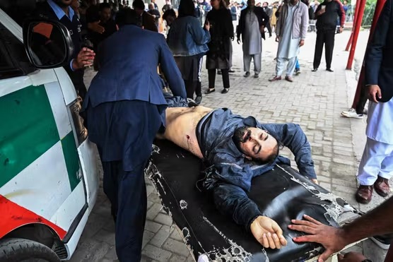 Côte d’Ivoire-AIP/Inter/ Le Premier ministre pakistanais exprime sa « profonde peine » après un attentat-suicide meurtrier à Islamabad Un homme blessé lors de l’explosion meurtrière est déplacé hors de la mosquée, à Islamabad, le 6 février 2026