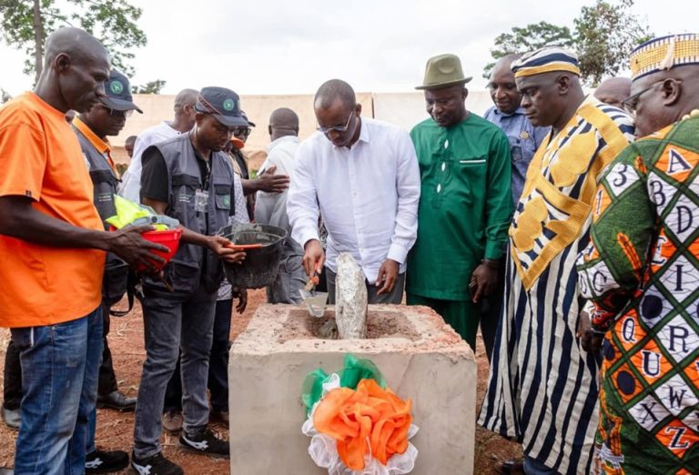 Côte d’Ivoire – AIP / Mamadou Touré pose la première pierre d’une brigade de gendarmerie à Namané (Issia)
