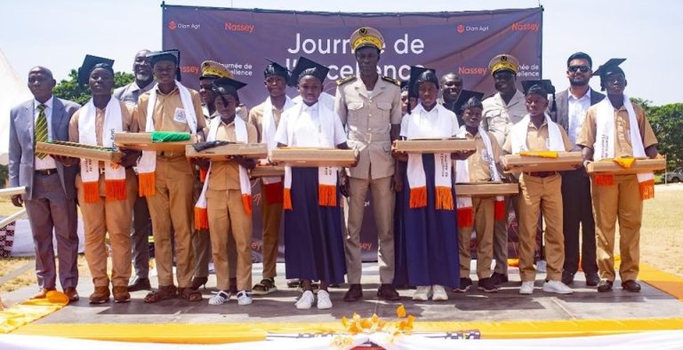 Côte d’Ivoire-AIP/ Les 20 meilleurs élèves bacheliers et brevetés du lycée moderne de Zoukougbeu récompensés par une société agricole