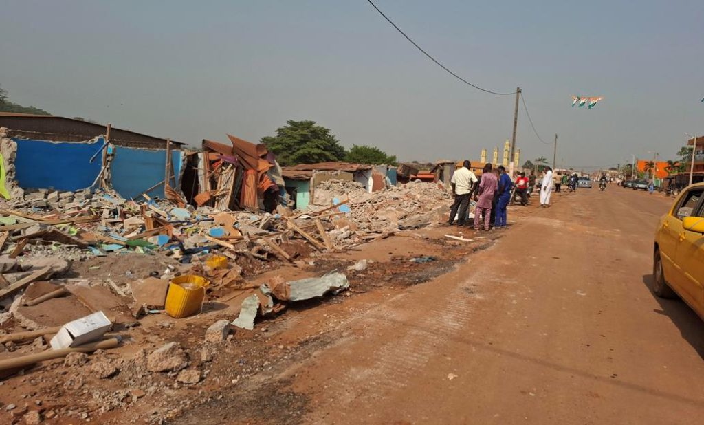 Côte d’Ivoire-AIP/ Environ une centaine de commerçants déguerpis à Oumé pour les travaux de réfection de la voie principale