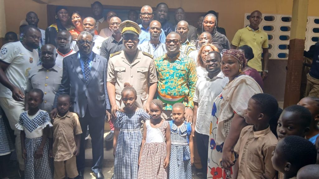 Côte d’Ivoire – AIP/ Un bâtiment d’une école primaire en état de dégradation avancé réhabilité par la mairie de Bondoukou