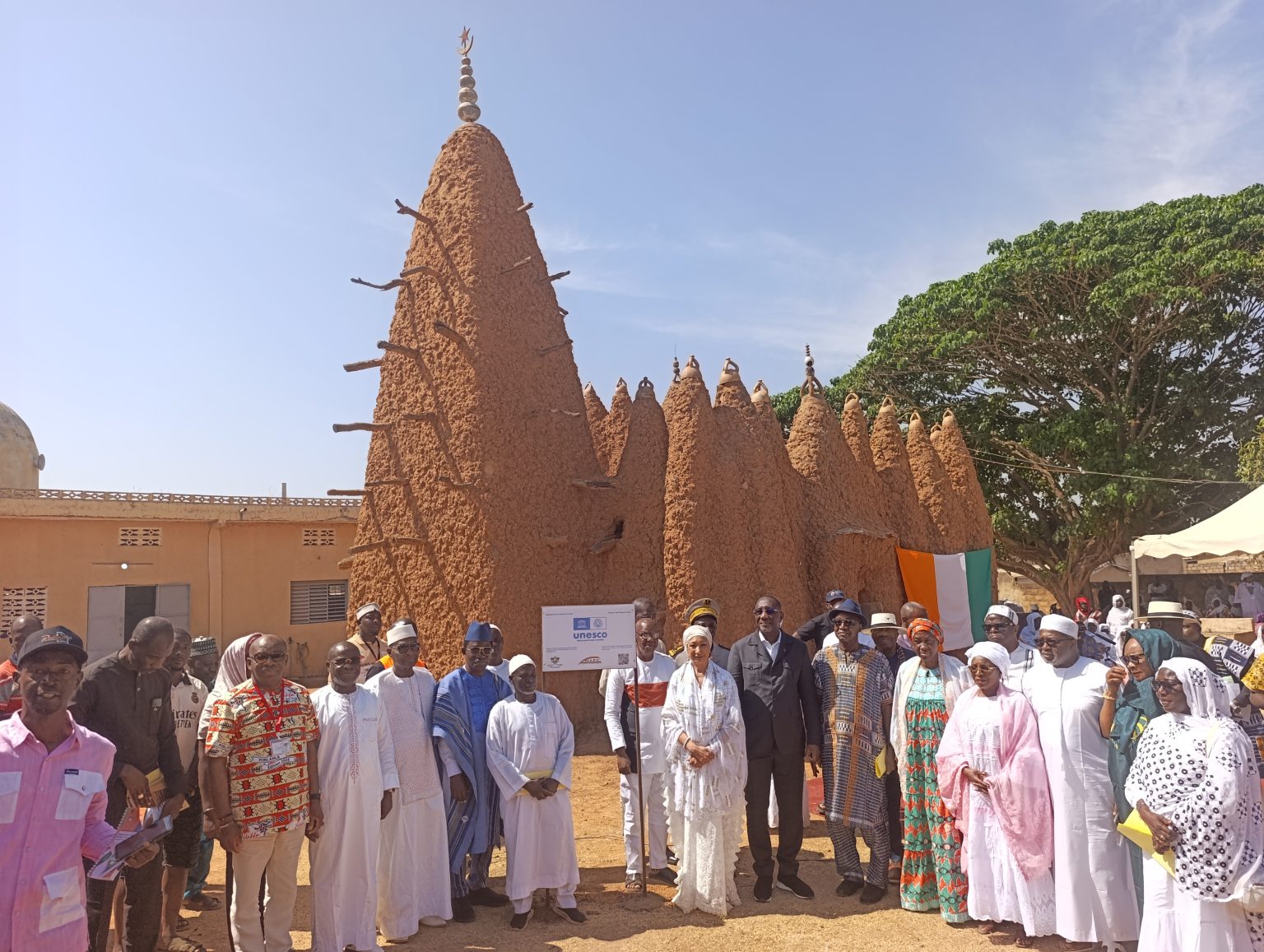 Côte d’Ivoire–AIP /La plaque nominative de la mosquée de style soudanais de Kouto dévoilée