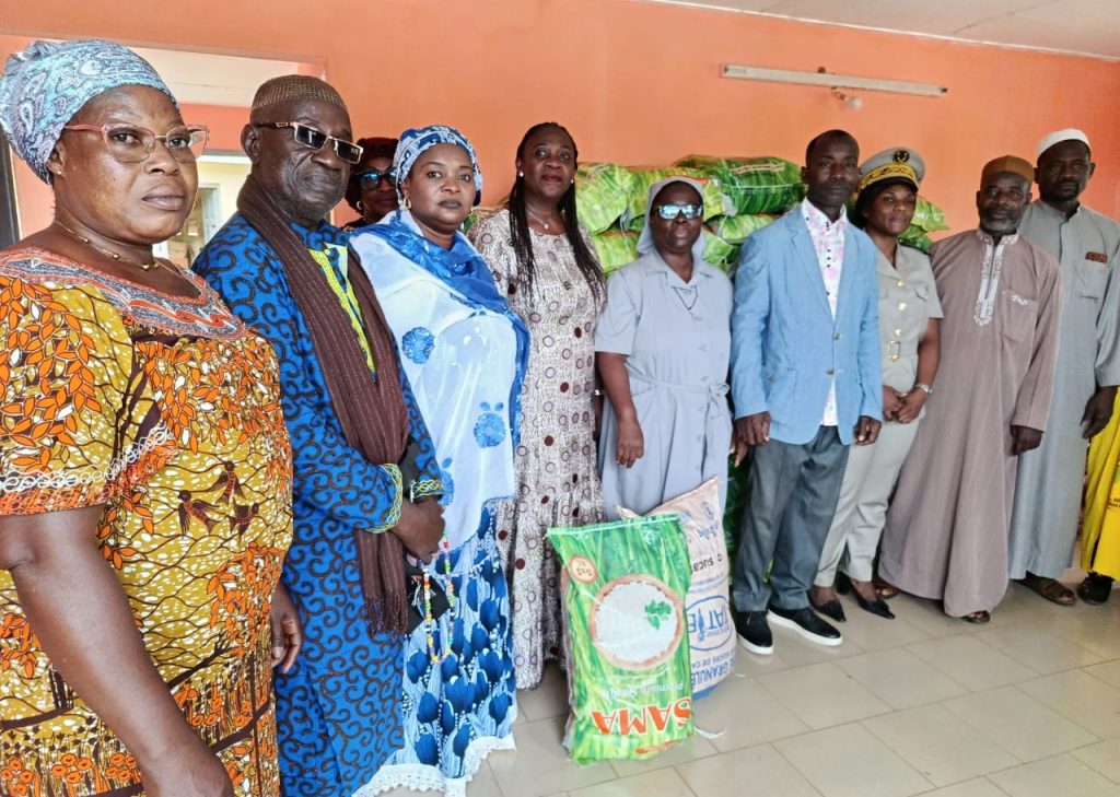Côte d’Ivoire – AIP / Le DG du port de San-Pedro et son épouse soutiennent les communautés musulmanes et chrétiennes de Tiémélékro et d’Anoumaba