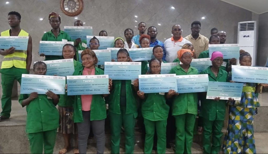 Côte d’Ivoire-AIP/ Travaux de haute intensité de main-d’œuvre : 23 jeunes de Tiassalé et de N’douci reçoivent leur chèque