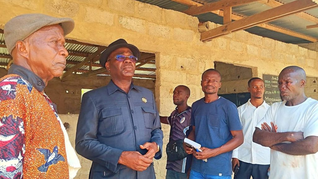 Côte d’Ivoire-AIP / Le président du Conseil régional de la Nawa dote l’école primaire de Tapéyo de 50 tables-bancs