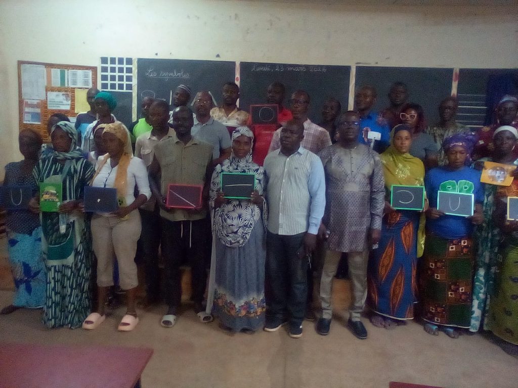 Côte d’Ivoire-AIP/ Vingt-cinq potières de Mangoro à Katiola bénéficient de cours d’alphabétisation pour se familiariser avec le numérique