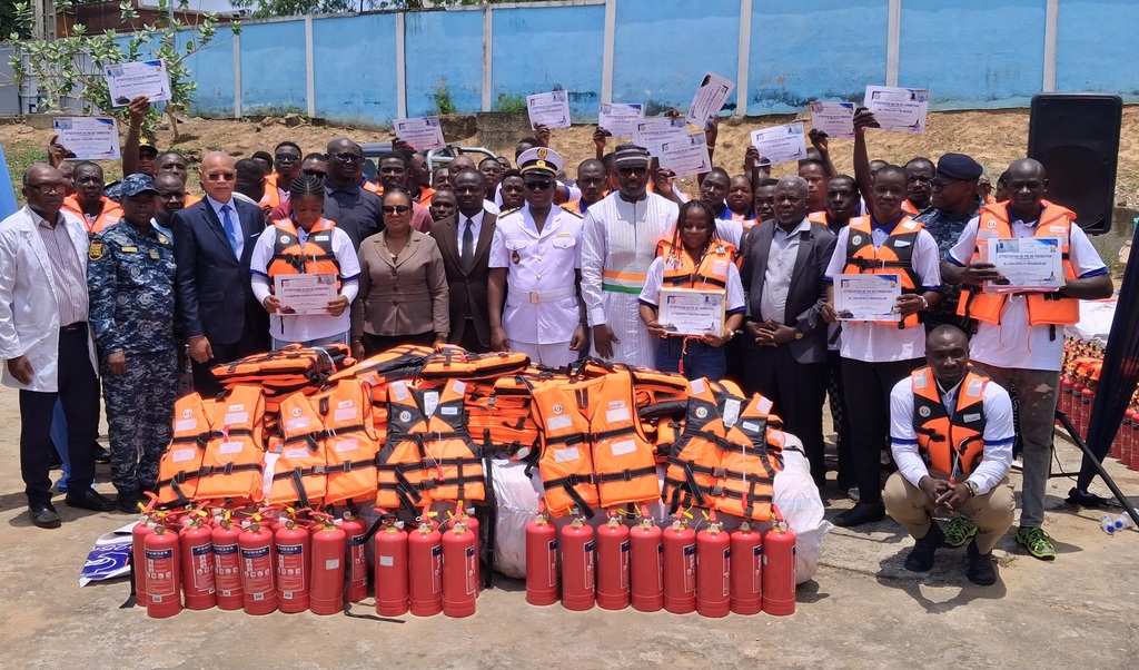 Côte d’Ivoire–AIP/ Transport lagunaire : 50 conducteurs de pinasse reçoivent leurs permis et des équipements de sécurité à Abidjan
