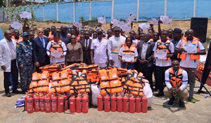 Côte d’Ivoire–AIP/ Transport lagunaire : 50 conducteurs de pinasse reçoivent leurs permis et des équipements de sécurité à Abidjan