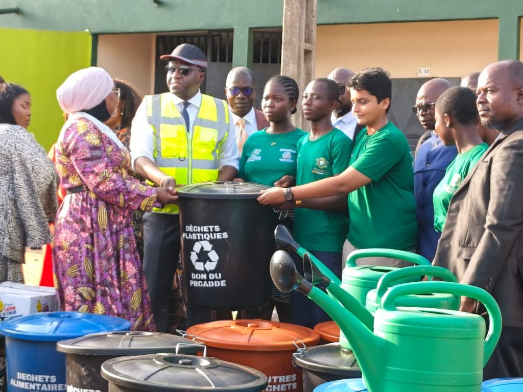 Côte d’Ivoire-AIP/ Le ministre Abou Bamba appelle des élèves d’Abobo à adopter les écogestes