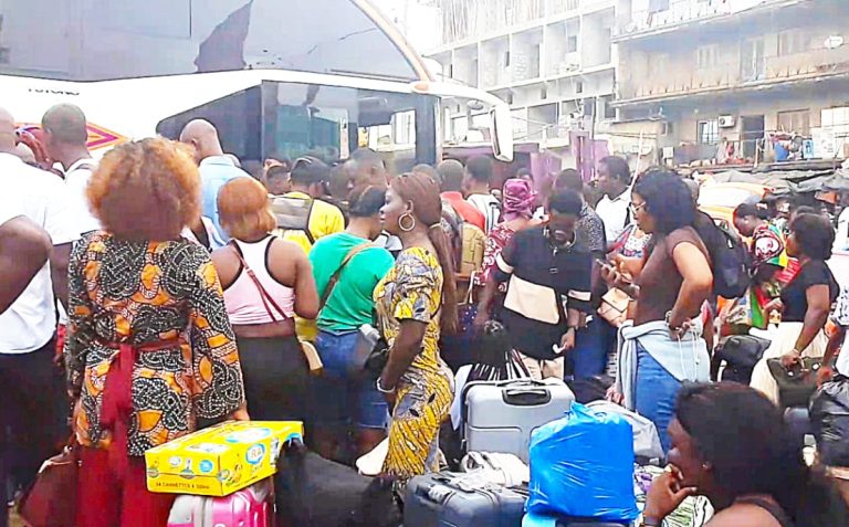 Côte d’Ivoire-AIP/Paquinou 2026 : entre ferveur des départs et galères dans les gares d’Abidjan (Reportage) Des voyageurs dans le file d'attente