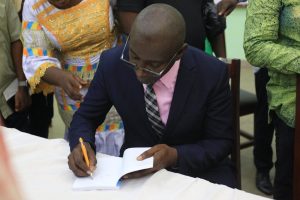 Côte d’Ivoire–AIP / Le journaliste-ecrivain Traoré Moussa dédicace samedi son ouvrage sur Houphouët-Boigny à Abidjan