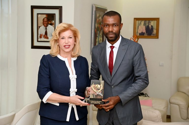 Côte d’Ivoire-AIP/ Ebony 2025: Dominique Ouattara récompense le journaliste Elvis Gouza pour son engagement contre le travail des enfants
