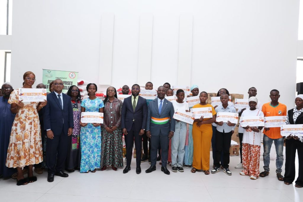 Côte d’Ivoire-AIP/ Des chèques et kits scolaires remis aux meilleures élèves victimes de crises