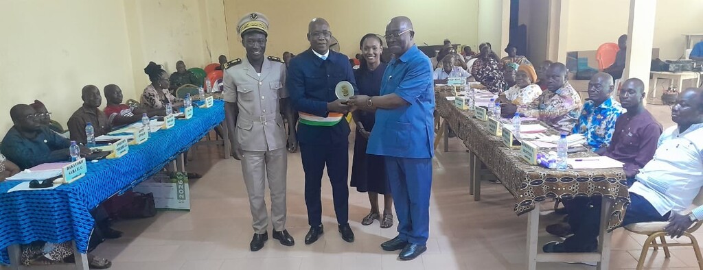 Côte d’Ivoire-AIP/ Le prix d’excellence de la gestion territoriale innovante décerné au maire de Ouellé