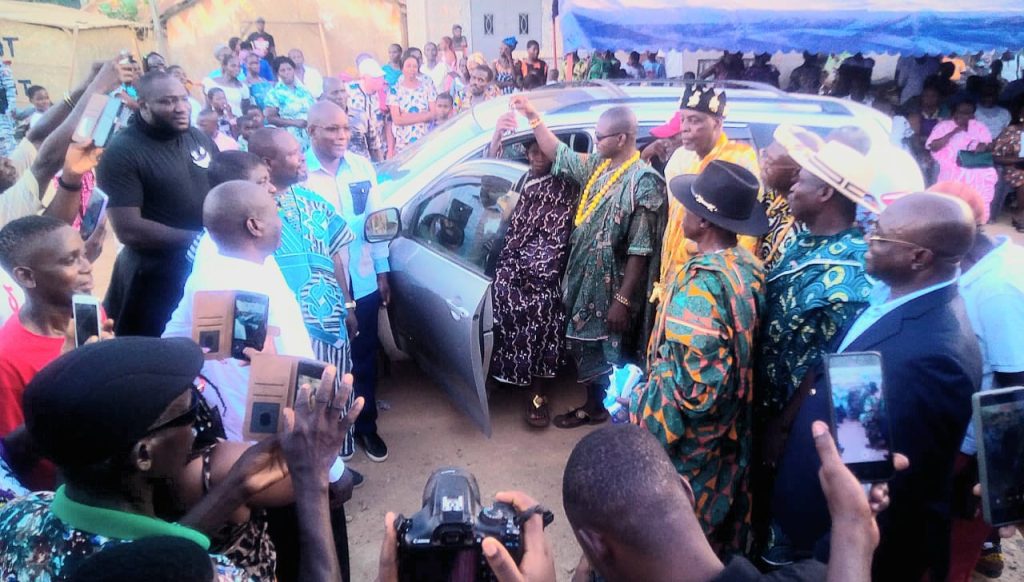 Côte d’Ivoire – AIP / Une entreprise minière offre un véhicule au roi des N’Namin de Ouellé