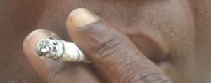 Un fumeur tenant une cigarette en bouche