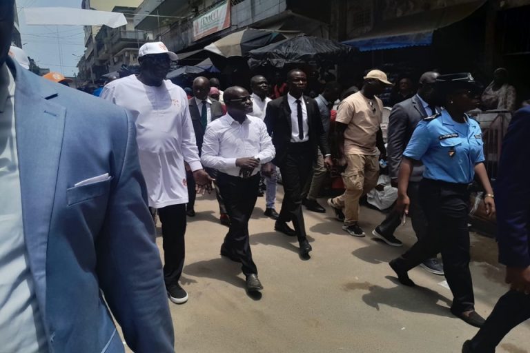 Le ministre du Commerce, de l’Industrie et de l’Artisanat, Ibrahim Kalil Konaté, en visite au Forum des marchés d’Adjamé, en compagnie du maire Farikou Soumahoro, jeudi 23 avril 2026