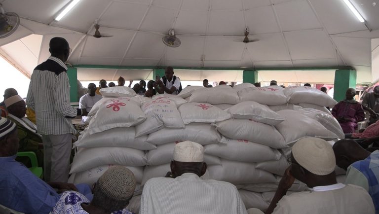 Côte d’Ivoire-AIP / Les ministres Adama Dosso et Bouaké Fofana offrent 50 tonnes de riz et 50 béliers aux populations du Worodougou