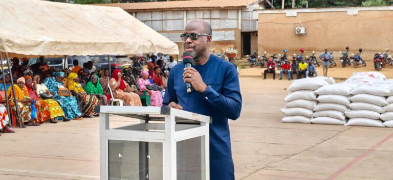 Côte d’Ivoire-AIP/ Nawa : Alain-Richard Donwahi mobilise autour de la paix lors d’une opération d’assistance alimentaire