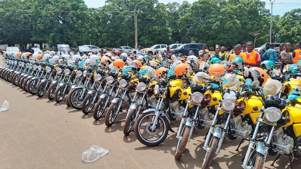 Côte d’Ivoire–AIP / Le député-maire Lacina Ouattara remet 100 motos et 200 casques à des jeunes