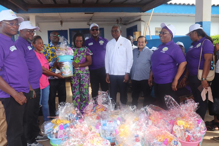 Côte d’Ivoire-AIP/Les « Avrilois » de la JCI offrent des kits d’hygiène aux parturientes du CHR de Bouaflé
