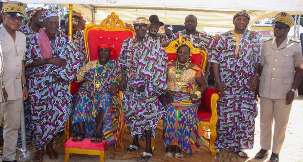 Côte d’Ivoire-AIP/ Le ministre Silas Metch exhorte le nouveau chef du canton Trépoint à prôner le vivre ensemble
