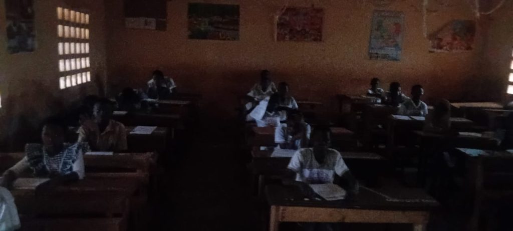 Côte d’Ivoire-AIP/ CEPE à M’Bengué : des candidats composent dans des salles plongées dans l’obscurité
