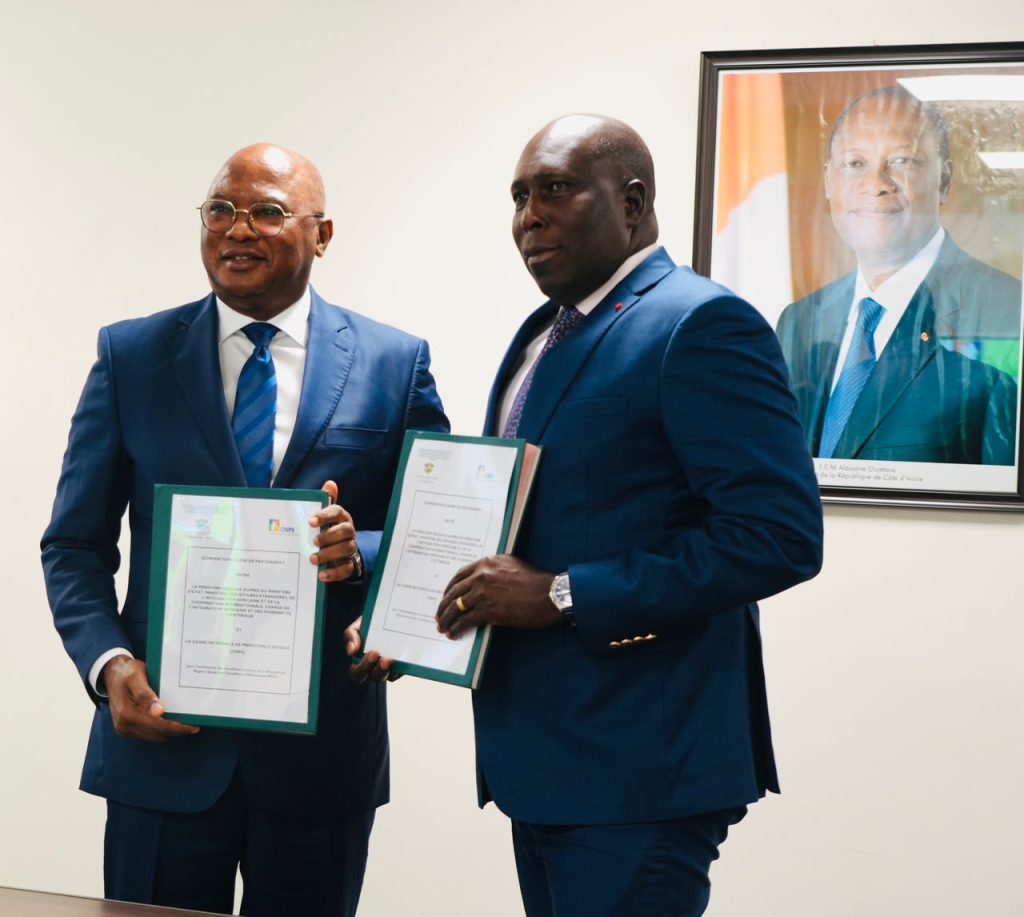 Côte d’Ivoire-AIP/ Le ministre délégué Adama Dosso et la CNPS signent une convention pour l’enrôlement de la diaspora au RSTI