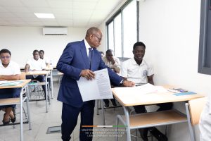 Le ministre N'Guessan Koffi lançant les épreuves du BAC.