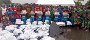 Côte d’Ivoire-AIP/ Le sénateur Alexis Operi Kokora offre du matériel de transformation du manioc aux femmes de Fresco