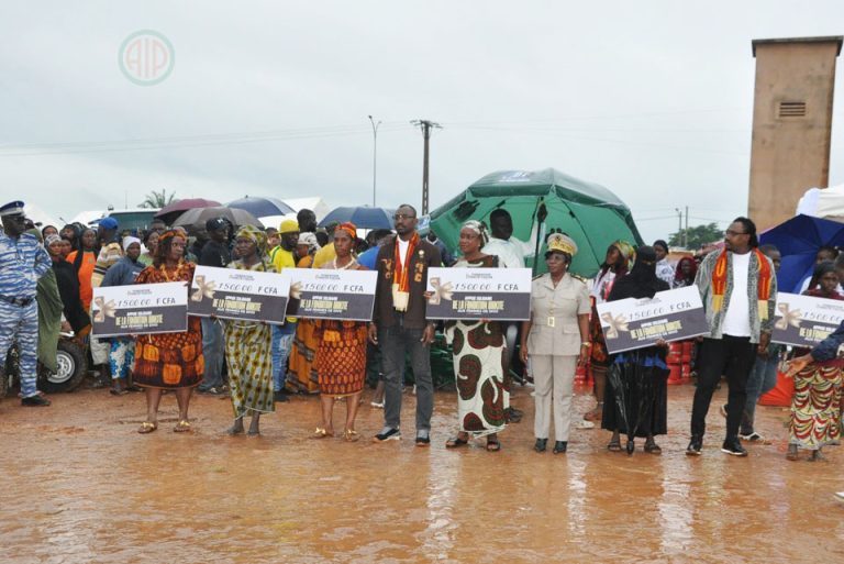 Côte d’Ivoire-AIP/ Les frères jumeaux Diakité offrent plusieurs cadeaux spéciaux à des mères et pères de Divo