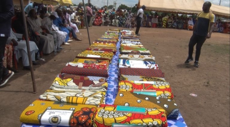Côte d’Ivoire-AIP/ La maire de Séguéla offre 500 complets de pagne à des femmes de la commune