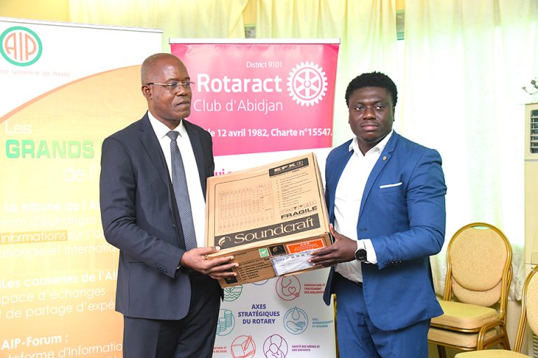 Côte d’Ivoire-AIP/ Le Rotaract Club d’Abidjan offre du matériel technique à l’AIP en signe de reconnaissance
