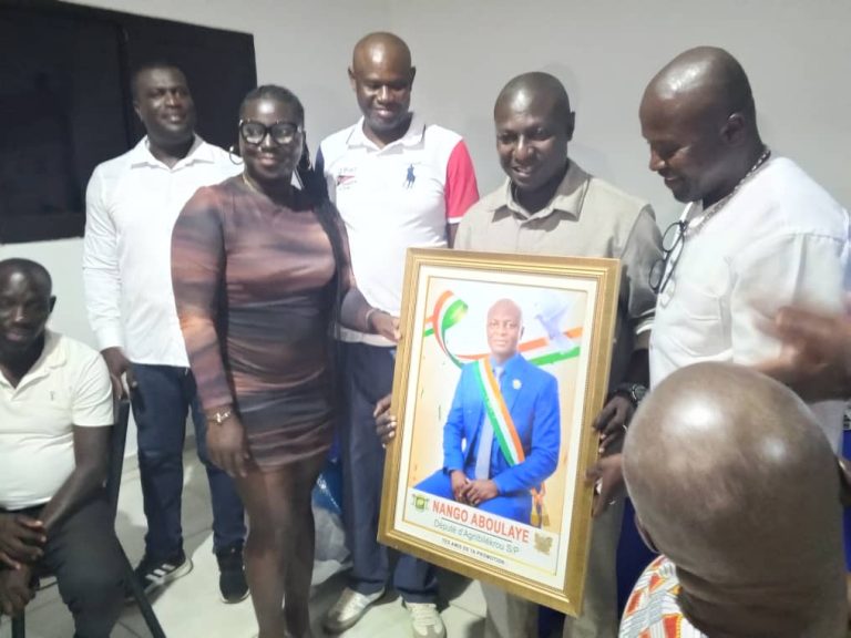 Côte d’Ivoire-AIP/ Agnibilékrou: des anciens élèves honorent leur camarade devenu député et rendent hommage aux enseignants