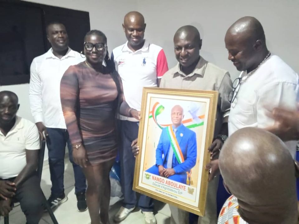 Côte d’Ivoire-AIP/ Agnibilékrou: des anciens élèves honorent leur camarade devenu député et rendent hommage aux enseignants
