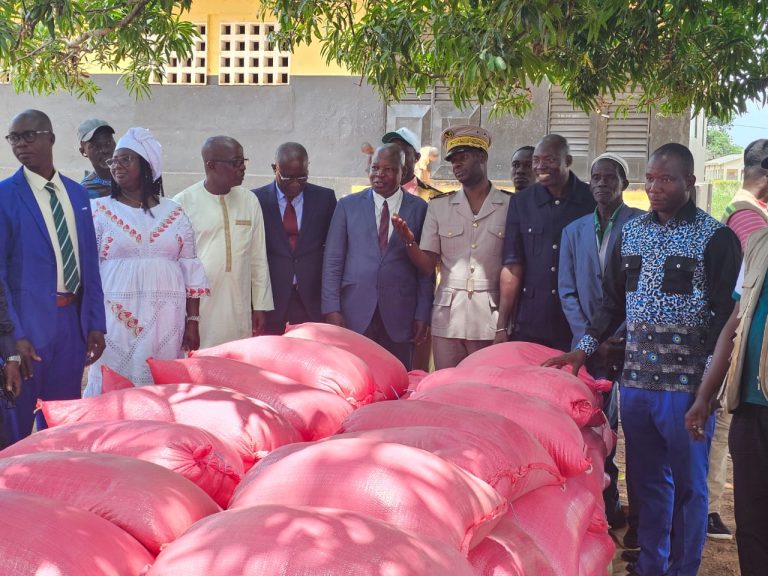 Côte d’Ivoire-AIP/ Des coopératives rizicoles du Nord-Ouest offrent 15T de riz blanchi à la direction des cantines scolaires
